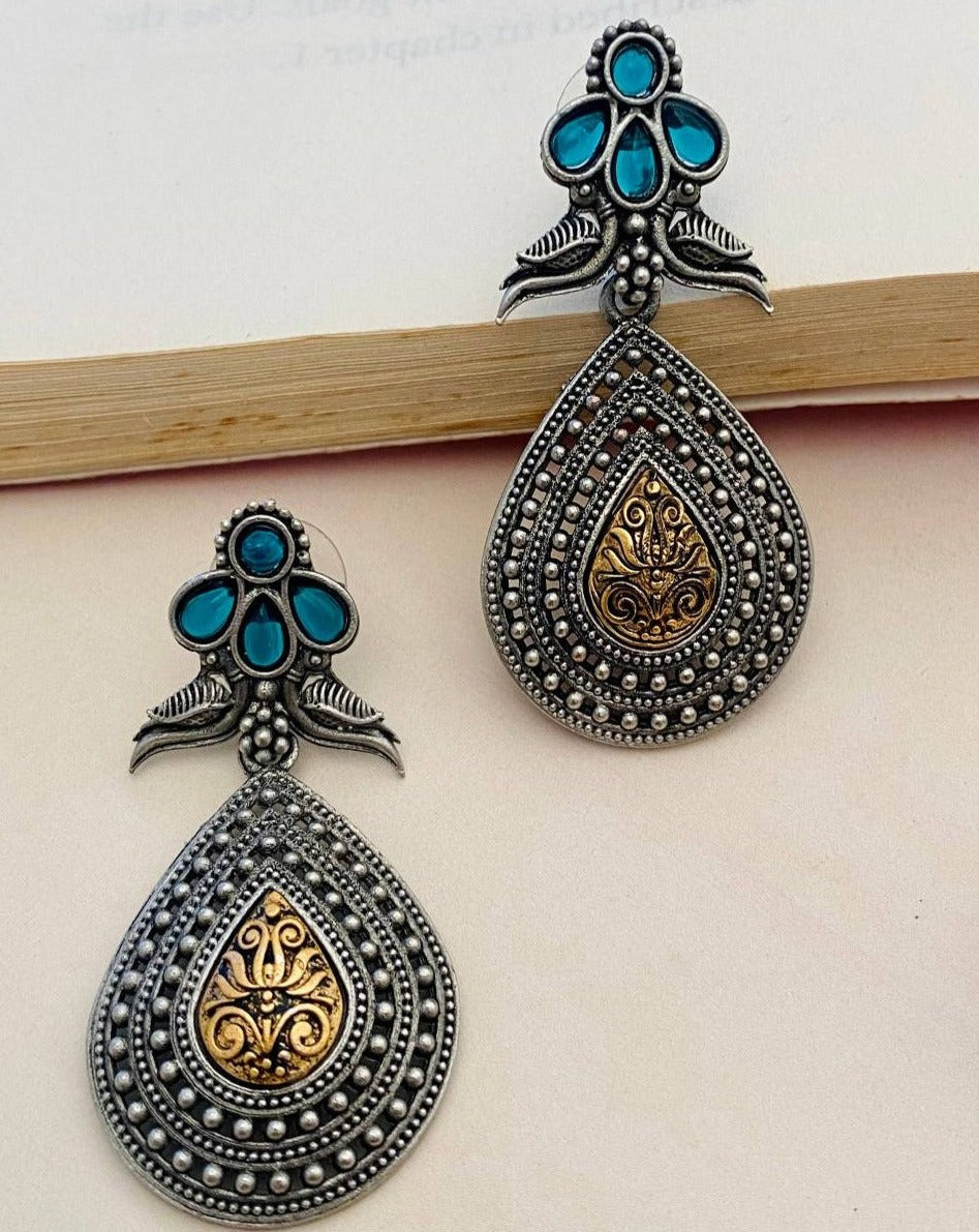 Elevate your ethnic wear with these beautifully crafted emerald earrings  🌟💚